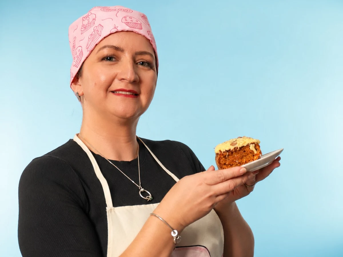 Creadora de La Part Chérie sosteniendo una porción de pastel